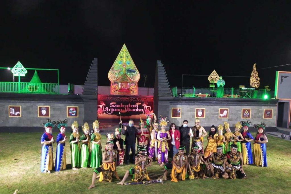 Kadisparta Batu, foto bersama Sanggar Karsa Budaya Desa Beji. (ws3) - Festival Padang Bulan Sukses, Disparta Percepat Target Kunjungan Wisata ke Batu