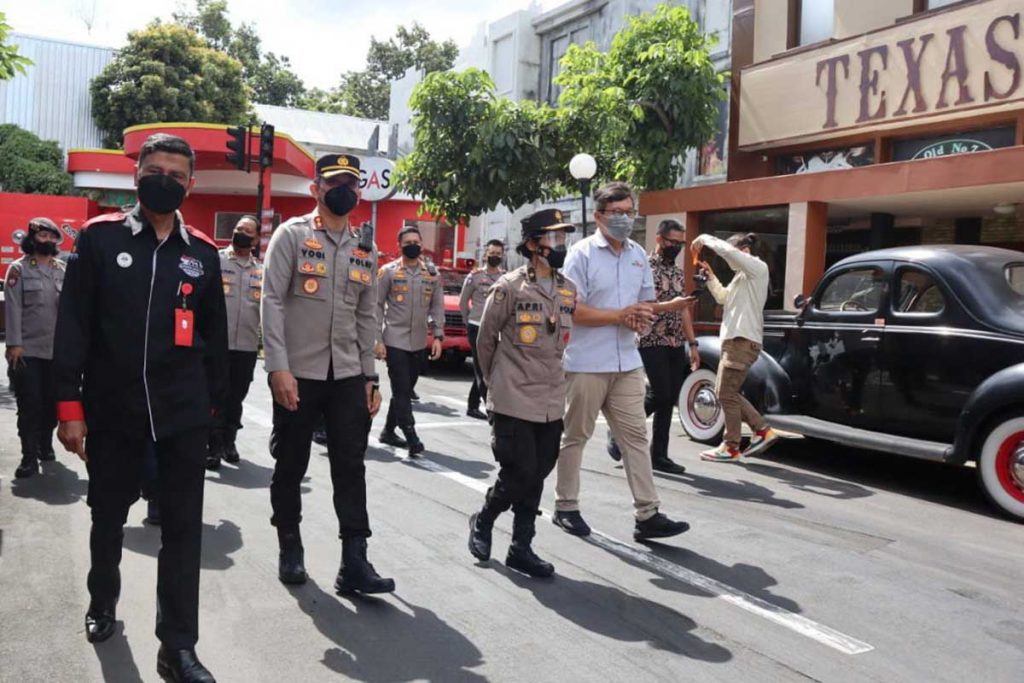 Kapusjarah Mabes Polri bersama Pengelola Museum Angkut menuju Galeri Polri. (ist) - Kapusjarah Mabes Polri Kunjungi Galeri Polri di Museum Angkut Batu