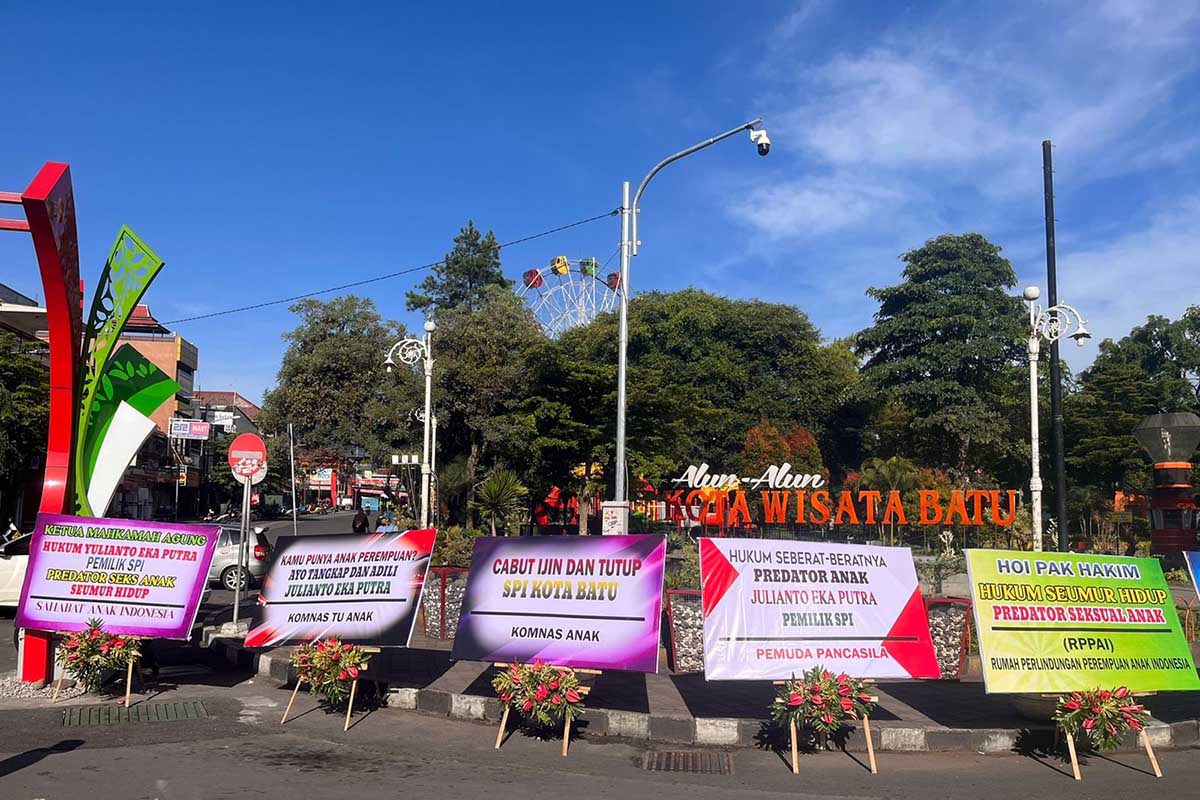 Karangan bunga protes di Alun-Alun Kota Batu. (ws5) - Karangan Bunga Tuntut Terdakwa Kekerasan Seksual SPI Warnai Alun-Alun Kota Batu