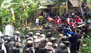 Kedatangan polisi di Wadas. (ist) - Ratusan Polisi ke Desa Wadas, Mabes Polri: Tidak Ada Kekerasan