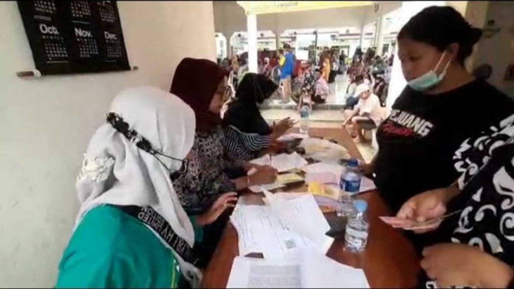 Keluarga Penerima Manfaat (KPM) usai menerima  uang Rp 600 ribu untuk dibelanjakan kebutuhan pokok di BUMDes Genteng Kulon, bertempat di aula Desa Genteng Kulon, Sabtu (26/2/2022) - Oknum Pengurus BUMDes Desa Genteng Kulon Diduga Mengintimidasi KPM Agar Beli Sembako Ke BUMDes