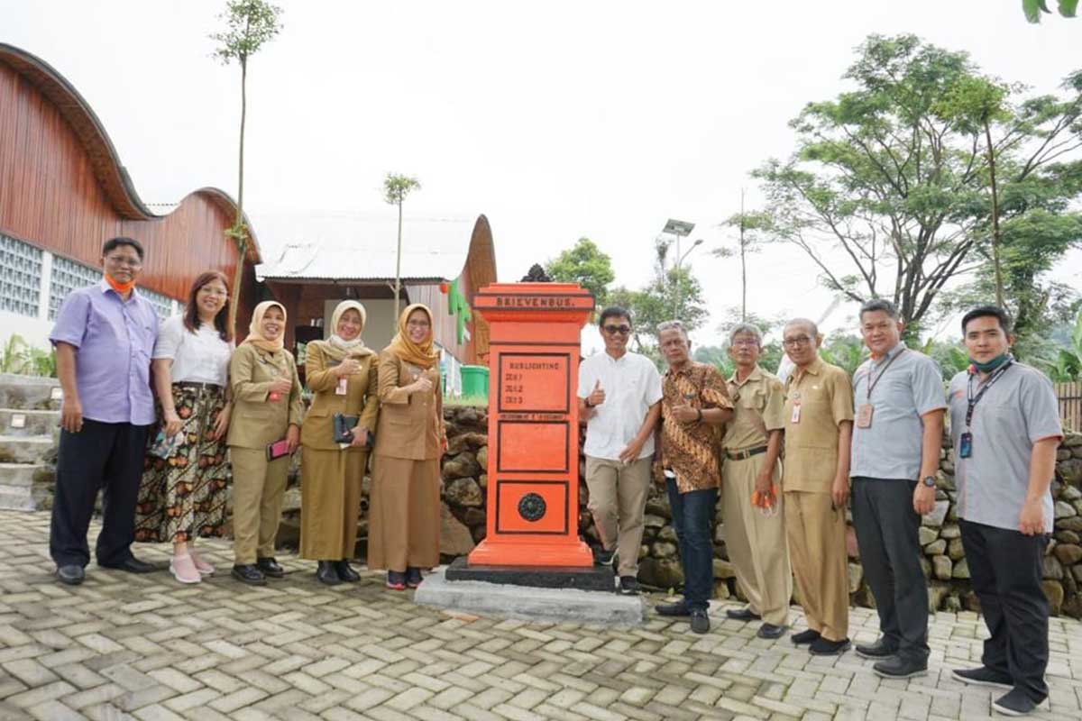 Brievenbus merupakan benda bersejarah berusia sekitar 100 tahun tersebut merupakan barang langka yang sulit ditemukan. (Memo X/din) - Kembalikan Memori Masa Lalu di Sudut Buper Glagaharum - Brievenbus di  PT. Pos