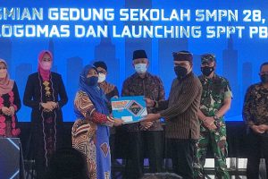 Kepala Badan Pendapatan Daerah (Bapenda) Kota Malang, Handi Priyanto, menyerahkan Daftar Himpunan Ketetapan (DHKP) 2022 saat launching. (rhd) - Launching SPPT PBB 2022, Bapenda Resmikan Aplikasi Persada Demi Tingkatkan PAD