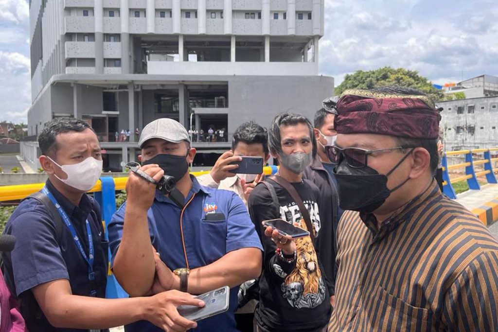 Kepala Bapenda Kota Malang, Handi Priyanto, menjawab pertanyaan awak media di jembatan Tlogomas. (ws5) - Launching SPPT PBB 2022, Bapenda Resmikan Aplikasi Persada Demi Tingkatkan PAD