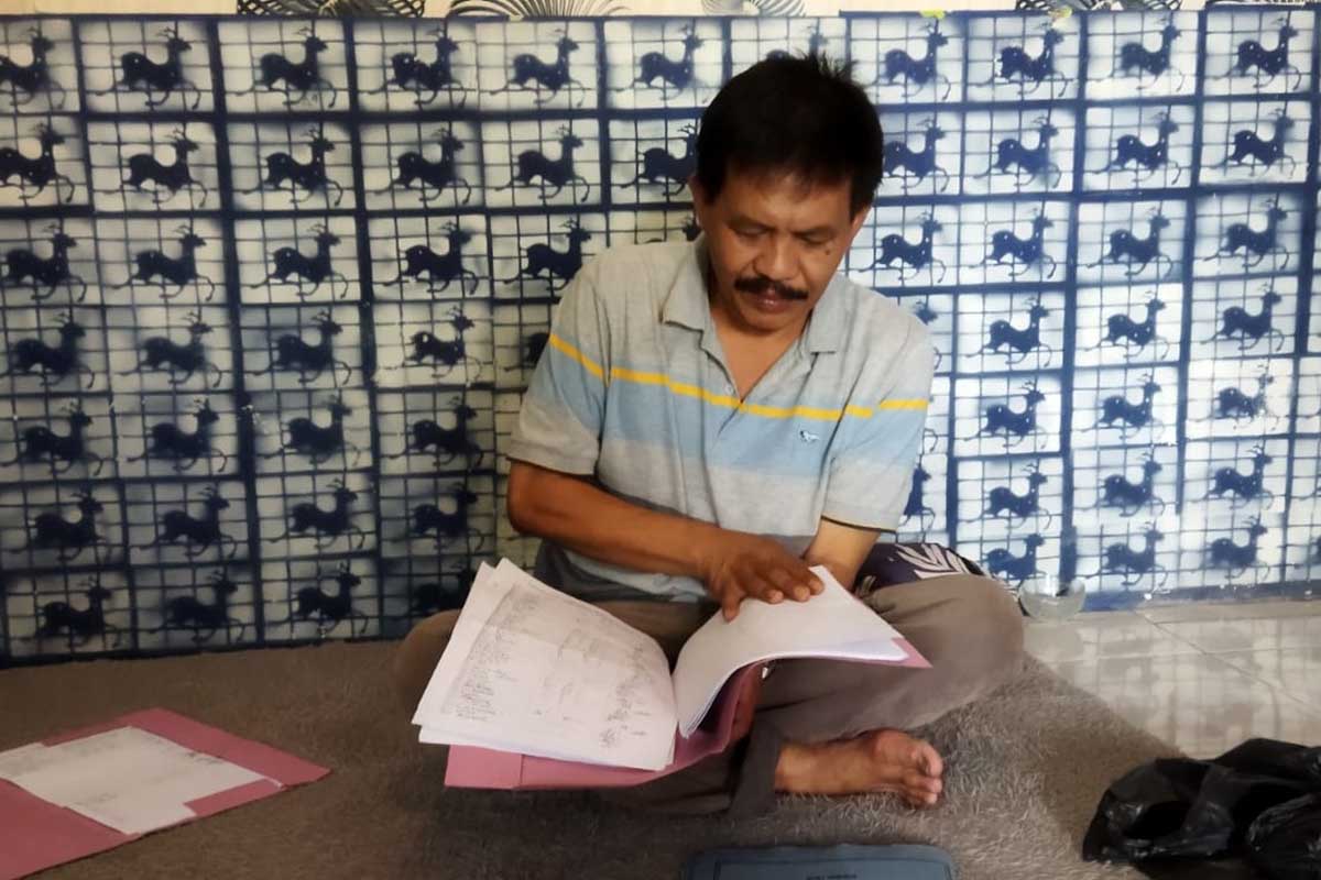 Kepala Desa (Kades) Jatian, Kecamatan Pakusari, Seningwar, saat memberikan bukti-bukti tanda tangan warga. (yas) - Nonaktifkan Tiga Perangkat Desa, Ini Jawaban Kades Jatian