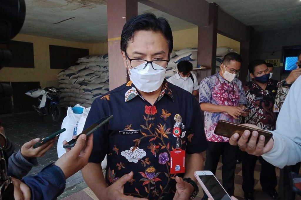 Kepala Diskopindag Malang, Syailendra, menjawab pertanyaan wartawan. (ws4) - Pemkot Malang Distribusikan Bantuan 8.000 Liter Migor, Bantu IKM Sanan Tetap Produktif
