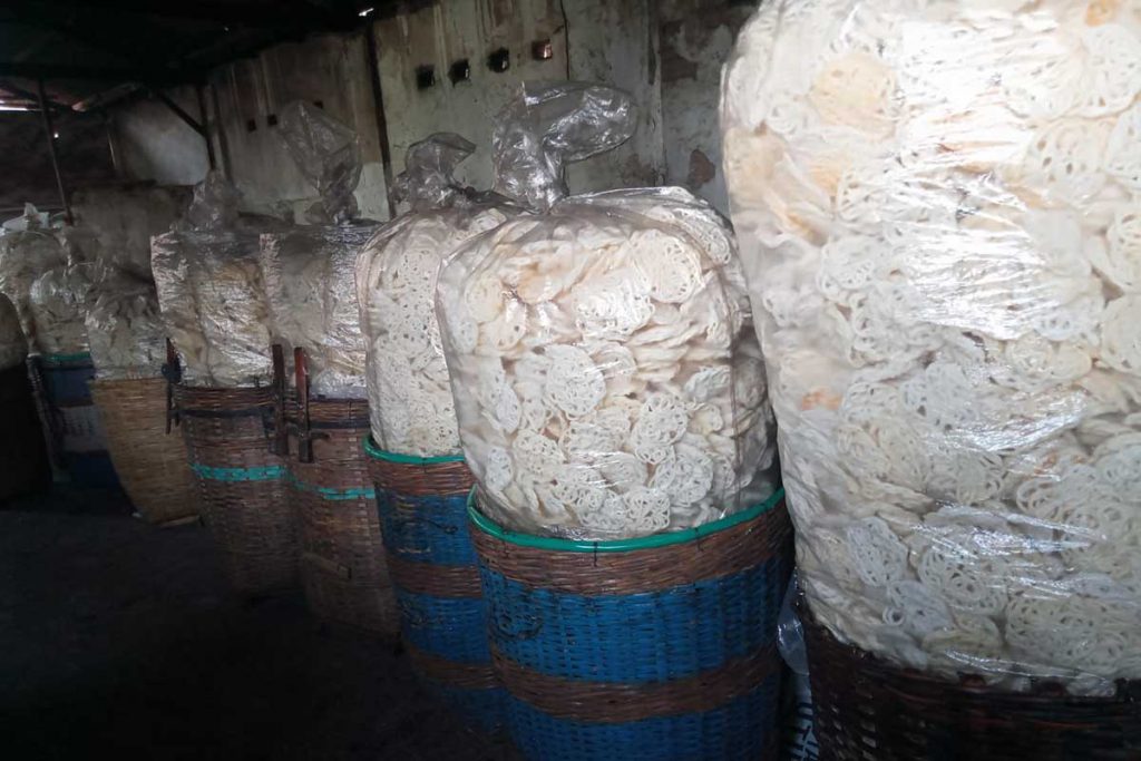 Kerupuk yang siap diedarkan. (ws4) - Minyak Goreng Langka, Perajin Kerupuk Malang Ini Terpaksa Kecilkan Ukuran