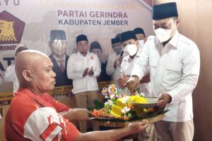 Ketua DPC Partai Gerindra Kabupaten Jember, Ahmad Halim potong tumpeng HUT ke-14 Partai Gerindra. (yas) - DPC Jember Peringati HUT ke-14 Partai Gerindra Secara Sederhana