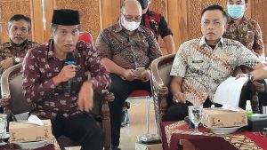 Ketua DPRD Kabupaten Blitar, Suwito dan Wakil Bupati Blitar Rahmat Santoso saat menghadiri audensi bersama perwakilan masyarakat Blitar wilayah Selatan. (Memo X/fjr) - Ketua DPRD Kab Blitar Tampung Aspirasi Rakyat Blitar Selatan - Ketua DPRD Kabupaten Blitar Tampung Aspirasi Rakyat Blitar Selatan