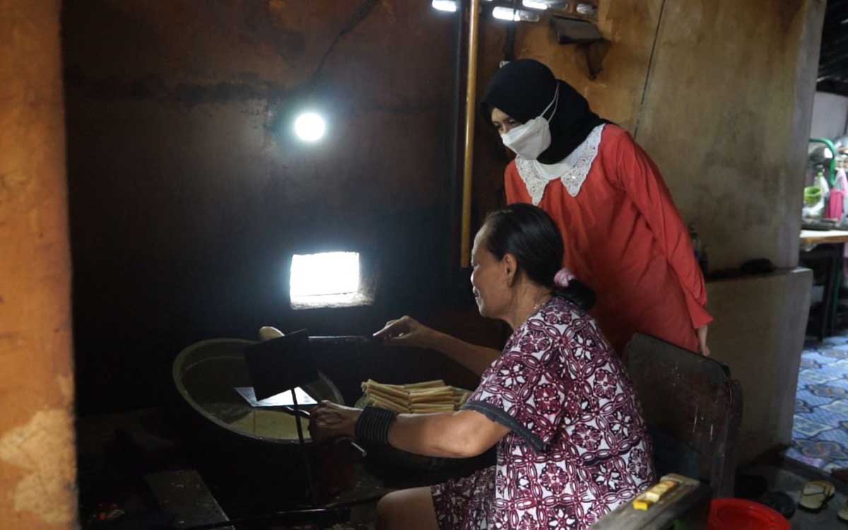 Ketua Dekranasda Kota Kediri, Ferry Silviana Abu Bakar mengunjungi salah satu sentra usaha opak gambir yang berada di daerah Kedung Sentul Kelurahan Bujel Kota Kediri, Selasa (15/2/2022) - Kota Kediri Punya Jajanan Egg Roll Jawa - Bunda Fey: Anak Muda Harus Mencobanya