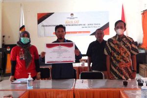 Ketua KPU Kota Batu menunjukkan piagam pencanangan pembangunan Zona Integritas. (ws3) - KPU Kota Batu Siap Berintegritas Ikuti Zona Integritas KPU se-Jatim