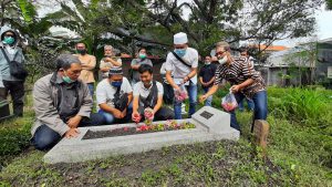 Ketua KWG, M. Syuhud Almanfaluty beserta pengurus dan anggota saat ziarah ke makam almarhum Bung Dahril - Peringati HPN 2022, KWG Ziarah ke Makam Wartawan Senior Bung Dahril
