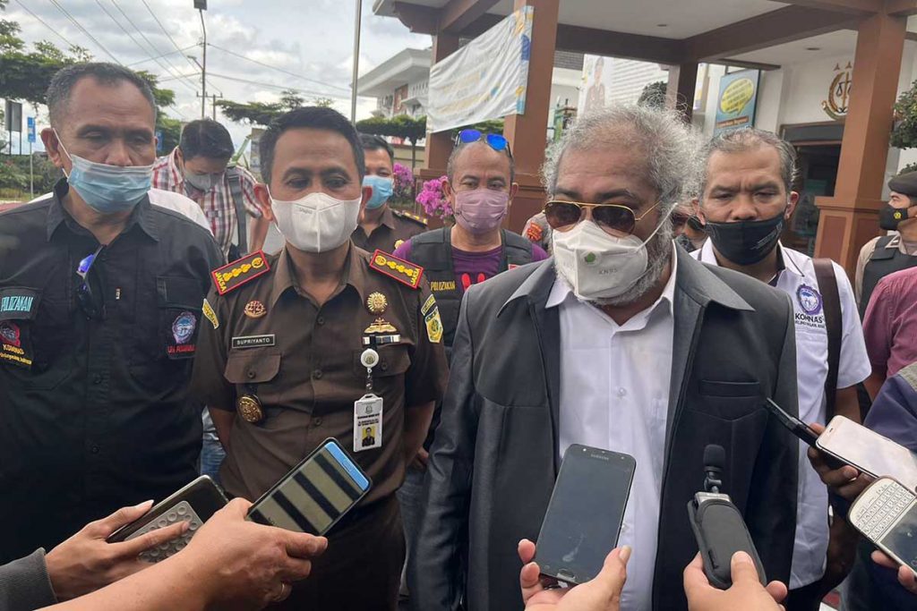 Ketua Komisi Nasional Perlindungan Anak, Arist Merdeka Sirait, dengan Kasi Intel Kejaksaan Negeri Batu, Edi Sutomo. (ws.5) - Massa Serukan Keadilan Kekerasan Seksual Anak di Kejari Batu