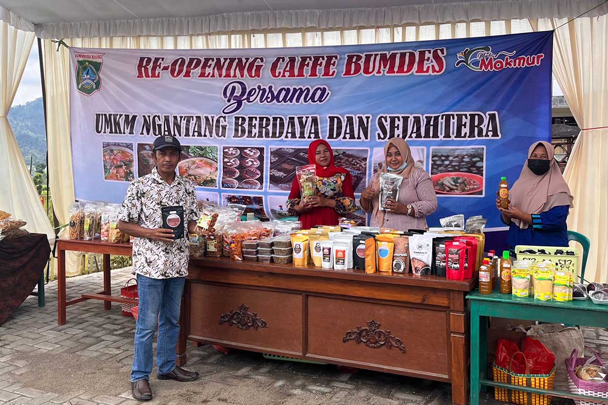 Ketua Pengurus BUMDes, Agus Suhartono, bersama para pelaku UMKM Desa Mulyorejo. (ws5) - Cafe BUMDes Mulyorejo Dibuka, Gaet UMKM se-Kecamatan Ngantang Genjot Kesejahteraan Desa