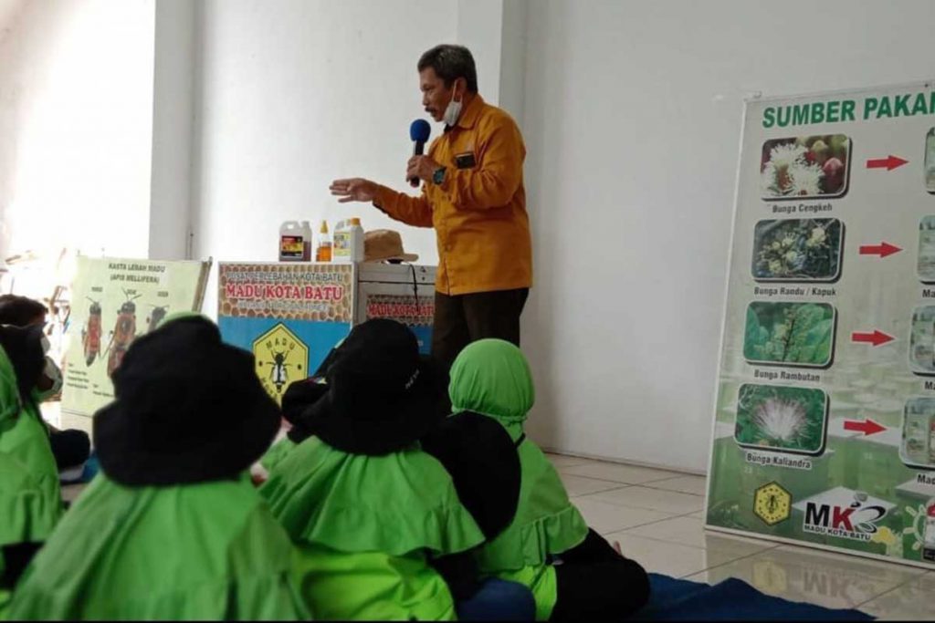 Ketua Pusat Perlebahan Kota Batu (PPKB), Mochammad Basori, saat memberikan edukasi lebah madu kepada siswa SD. (ist) - Awal Tahun Musim Paceklik Madu, Begini Cara Petani Lebah Mengatasinya