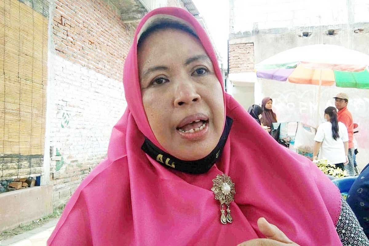 Ketua TP PKK Kampung Sanan, Trinil Tri Wahyuni, saat menjelaskan hasil olahan baru tempe. (ws4) - Olahan Tempe Pelangi dan Karater, Inovasi Baru Paguyuban Perempuan di Sanan