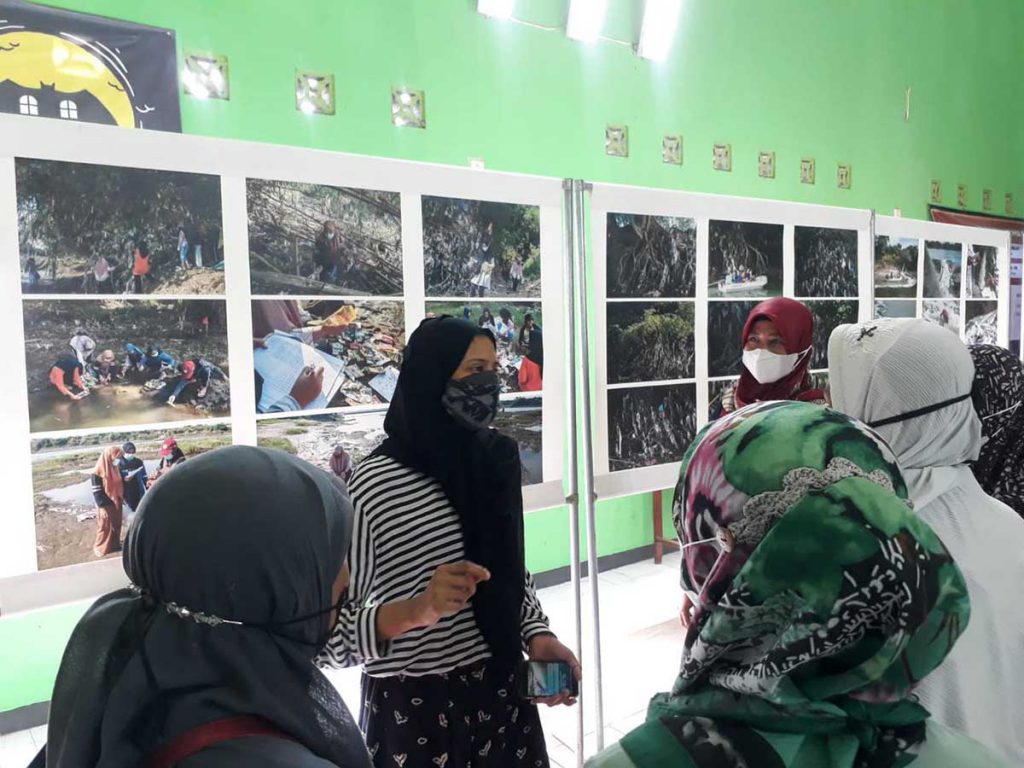 Ketua TP PKK Kota Kediri yang juga istri Wali Kota Kediri ini mengajak masyarakat untuk mengurangi penggunaan sampah sekali pakai. (Memo X/ji) - Bunda Fey Ajak Masyarakat Pilah Sampah Sendiri