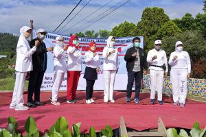 Ketua Yayasan Jantung Indonesia Cabang Malang Raya, bersama anggota legislatif dan pegiat senam jantung sehat. (ws3) - Hadapi Omicron, Wali Kota Batu Minta Warganya Tingkatkan Olahraga Senam