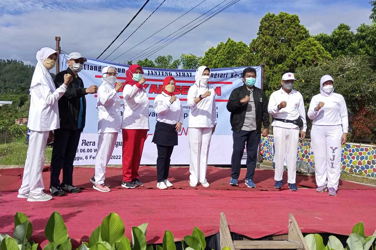 Ketua Yayasan Jantung Indonesia Cabang Malang Raya, bersama anggota legislatif dan pegiat senam jantung sehat. (ws3) - Hadapi Omicron, Wali Kota Batu Minta Warganya Tingkatkan Olahraga Senam