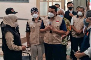 Khofifah berkoordinasi dengan jajarannya, saat kunjungan meninjau Persiapan Isoter di RS Lapangan Idjen Boulevard. (jaz) - Kasus Naik, RS Lapangan Idjen Boulevard Diaktifkan Kembali Pekan Depan