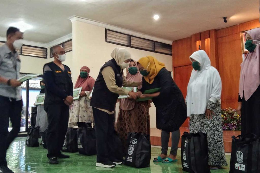 Khofifah memberikan bantuan penyerahan bantuan zakat produktif untuk modal usaha. (jaz) - Pemprov Jatim Gelar Operasi Pasar, Dropping 2.004 Liter Migor di Malang