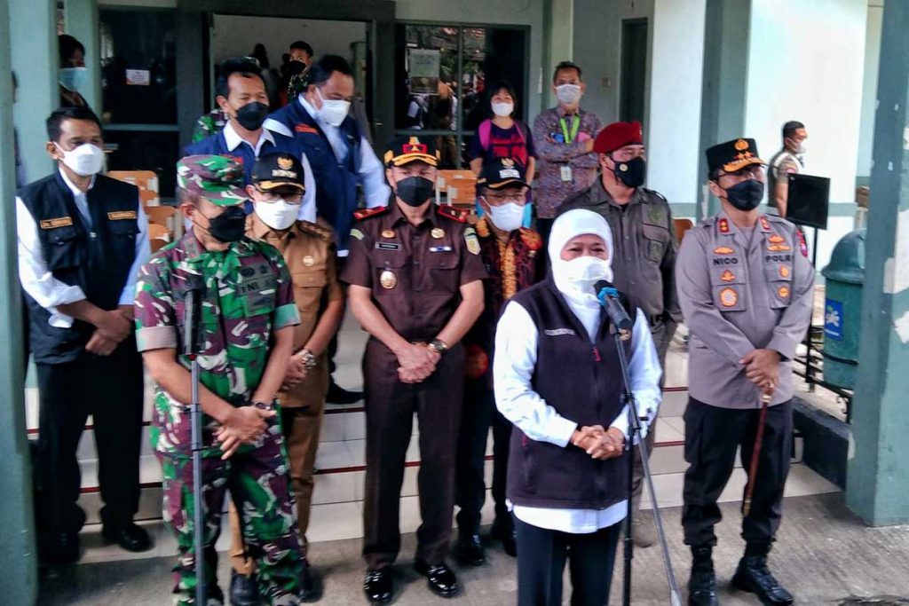 Khofifah menjelaskan agar seluruh kepala daerah mempercepat vaksinasi dan prokes ketat. (jaz) - Khofifah Kunjungi Vaksinasi Booster di Polkesma, Tindaklanjuti Arahan Presiden