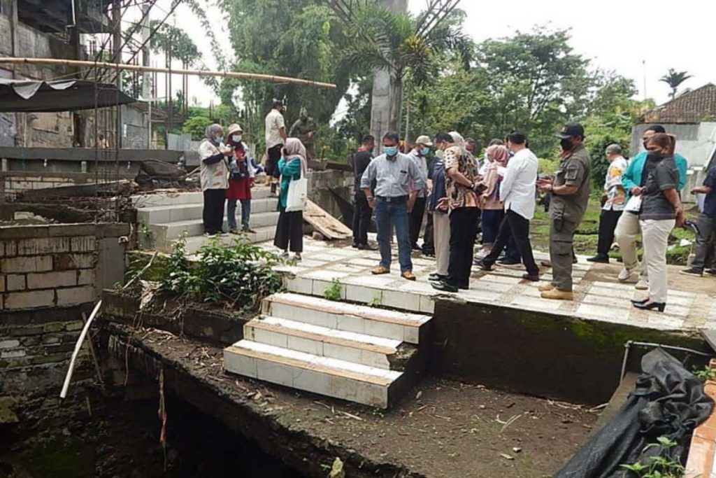 Komisi A dan komisi C DPRD Kota Batu, memeriksa Site Plan Hotel. (ws3) - Dianggap Bandel, Komisi A dan C DPRD Batu Sidak Bangunan Hotel Grand City