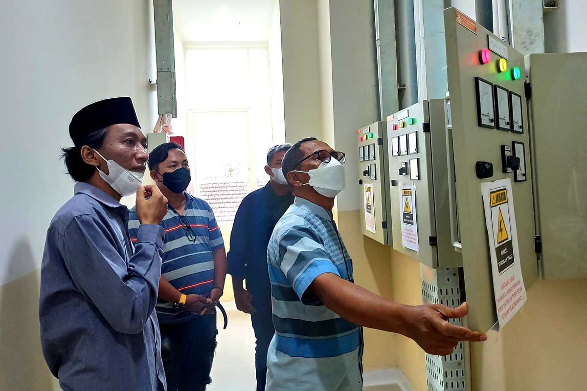 Komisi III DPRD Kabupaten Blitar mengecek kondisi bangunan gedung rawat inap di RSUD Ngudi Waluyo Wlingi Kabupaten Blitar. (Memo X/fjr) - Komisi III DPRD Sidak Bangunan Rawat Inap RSUD Ngudi Waluyo