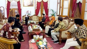 Komisioner KPU Kabupaten Blitar menemui Bupati Blitar, Rini Syarifah. (Memo X/fjr) - Kabupaten Blitar Butuh Anggaran 98 Miliar - Pilkada 2024