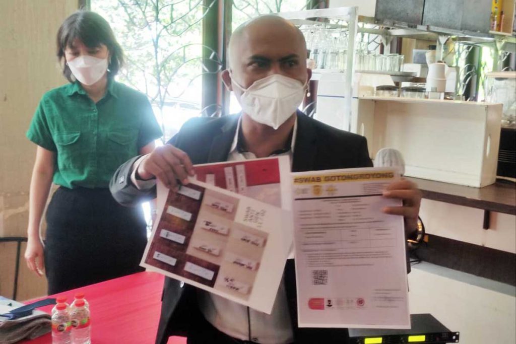 Kuasa hukum Toko Lai-Lai, H Toha SH MH, menunjukkan hasil swab mandiri yang menyatakan hasil negatif. (rhd) - Bantah Karyawan Positif, Toko Lai-Lai Terima Kasih Dibuka Kembali