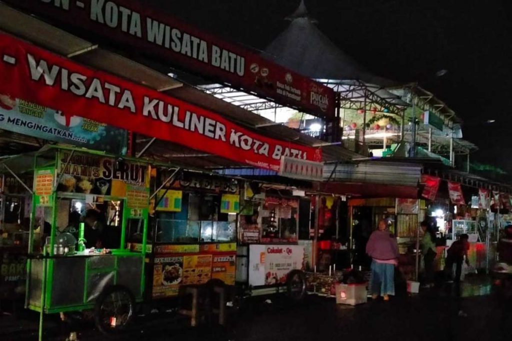 Lampu penerangan di sentra kuliner Alun-alun Batu dimatikan tepat pukul 21.00. (ws3) - Buyarkan Kerumunan Jam 21.00, Satpol PP Batu: Jangan Sampai Naik Level Tiga