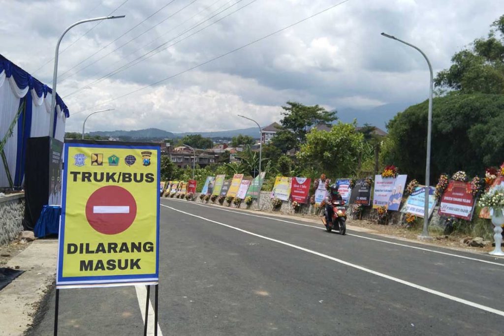 Larangan rambu-rambu sementara truk dilarang melintas di Jembatan Tlogomas. (jaz) - Jembatan 'Tunggul Mas' Diresmikan, Akses Warga Kota-Kabupaten Malang Dipermudah