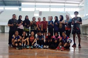 Mahardika (dua kiri), bersama tim Pra Porprov putri bola voli Kabupaten Malang. (ws4) - Cabor Bola Voli Kabupaten Malang Optimis Lolos Pra Porprov 2022