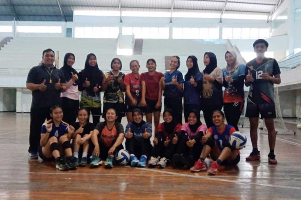 Mahardika (dua kiri), bersama tim Pra Porprov putri bola voli Kabupaten Malang. (ws4) - Cabor Bola Voli Kabupaten Malang Optimis Lolos Pra Porprov 2022