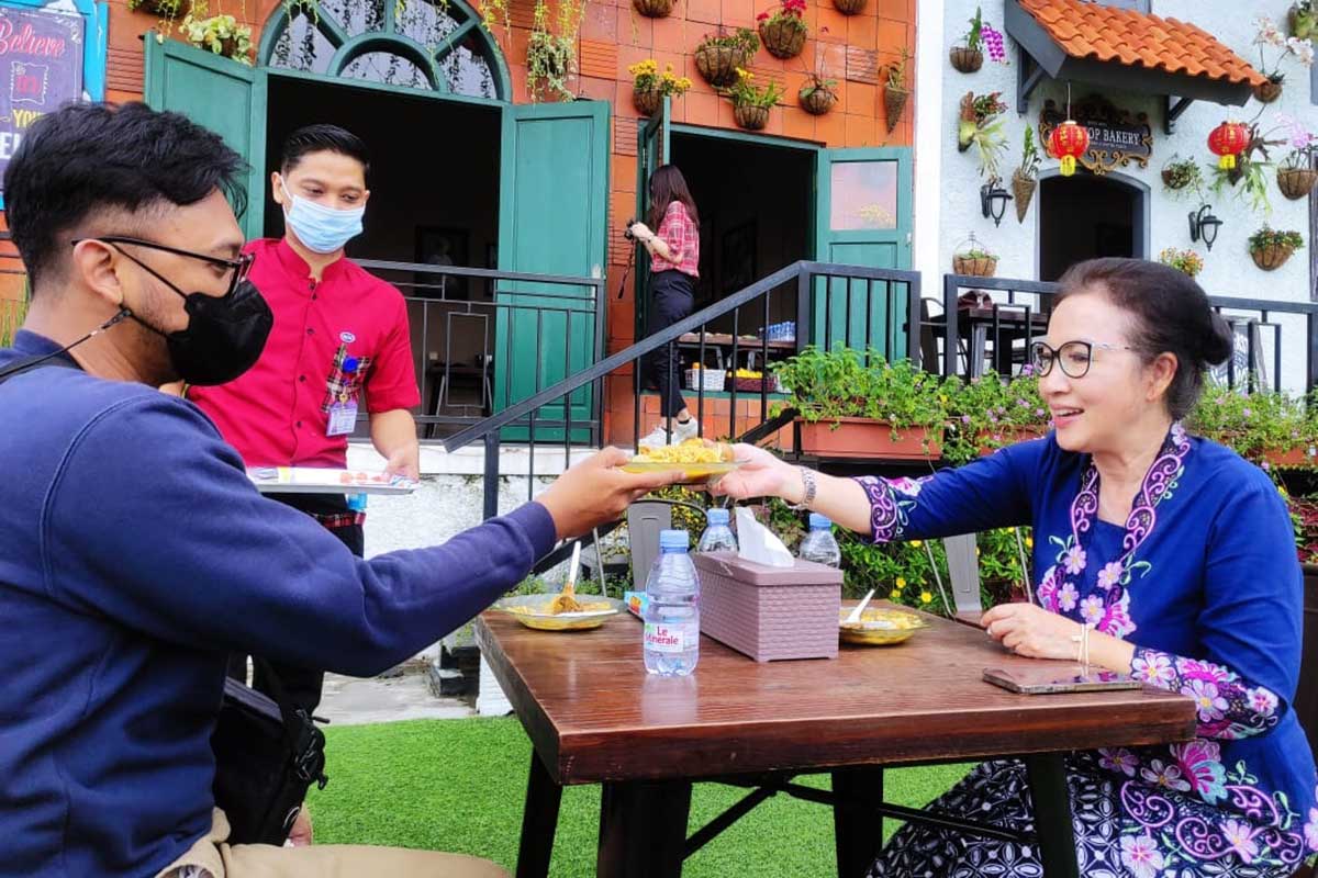 Matos memberikan suguhan Cap Go Meh kepada perwakilan awak media. (rhd) - Rayakan Cap Go Meh, Matos Konsisten Rayakan Hari Besar dengan Prokes Ketat