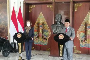 Menhan Prabowo dan menteri angkatan bersenjata Prancis. (ist) - Prabowo Belanja 42 Pesawat Tempur dari Prancis