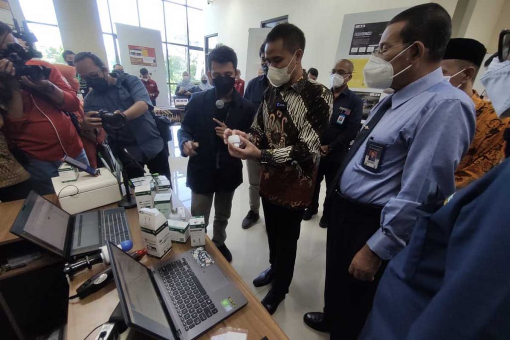 Meninjau beberapa karya unggulan mahasiswa Vokasi UB. (rhd) - Dirjen Vokasi-Rektor UB Resmikan Gedung Fakultas Vokasi & Laboratorium Industri Kreatif