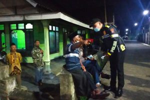 Operasi yustisi di wilayah hukum Polsek Ngantang Polres Batu. (ist) - Tekan Penyebaran Covid-19, Polsek Ngantang Polres Batu Implementasikan Tiga Strategi Kapolda Jatim
