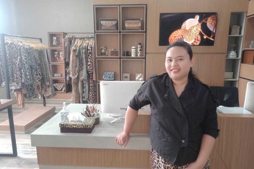 Owner "Totool Lovers", Adityah Sari, saat berada di galeri. (ws4) - Tips Totool Lovers Hadapi Pandemi, Fokus dan Jeli Ambil Peluang