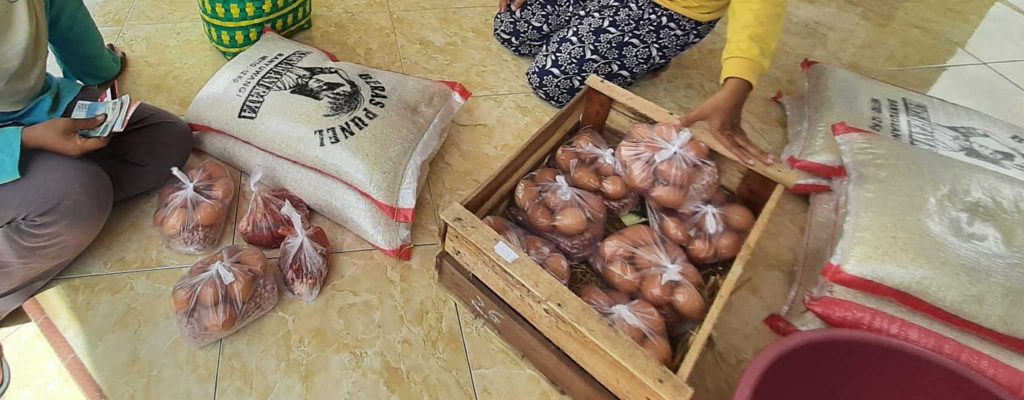 Paket Sembako yang disalurkan e-warong untuk KPM desa Genteng Kulon, Kecamatan Genteng - LSM FRB Akan Laporkan Dugaan Pemotongan Penyaluran BPNT Desa Genteng Kulon