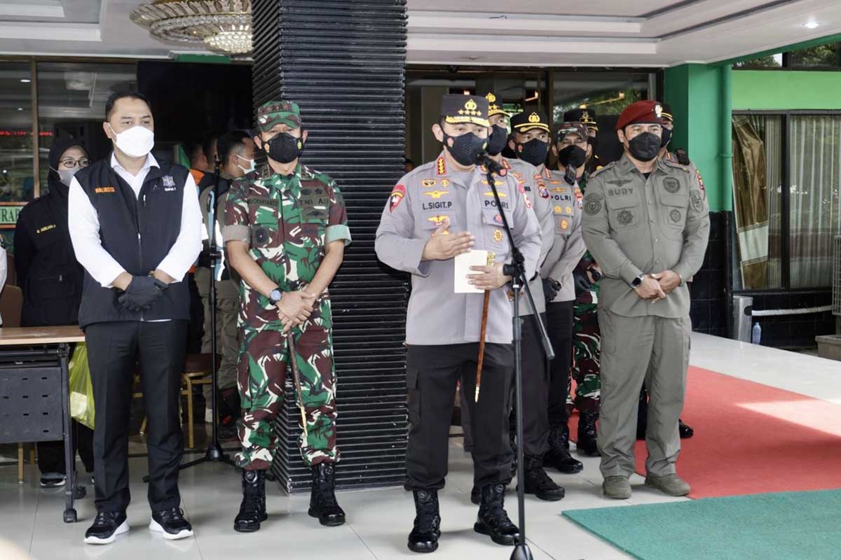 Pangdam V/Brawijaya Dampingi Kapolri Meninjau Isoter di Asrama Haji Sukolilo Surabaya