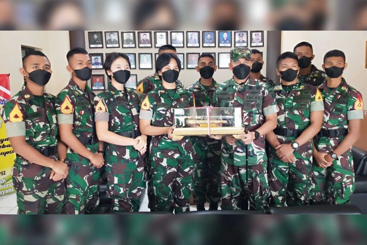 Para Akmil menyerahkan cendera mata kepada Dandim 0833. (ist) - 10 Anggota Akmil Magang di Kodim 0833