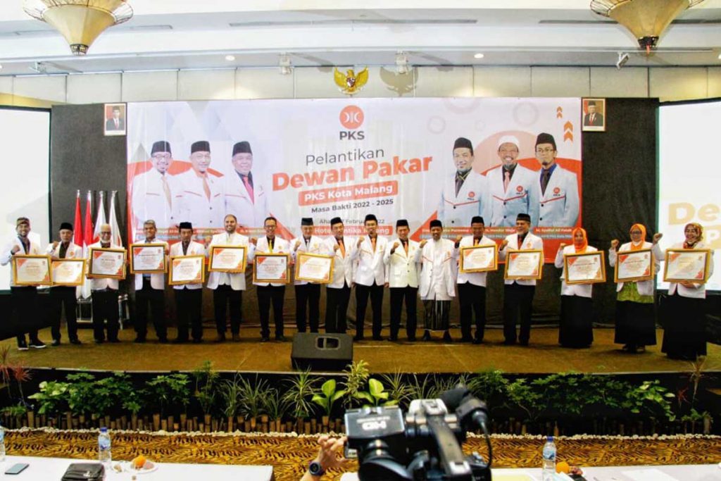 Para Dewan Pakar PKS Kota Malang, bersama Ketua MPD, DPW dan DPD PKS. (ist) - Pelantikan Dewan Pakar PKS Kota Malang, Hadirkan Solusi Bagi Masyarakat
