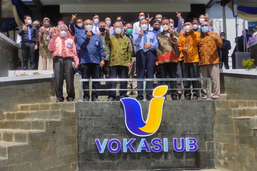 Para undangan berfoto bersama di teras gedung Fakultas Vokasi. (rhd) - Dirjen Vokasi-Rektor UB Resmikan Gedung Fakultas Vokasi & Laboratorium Industri Kreatif