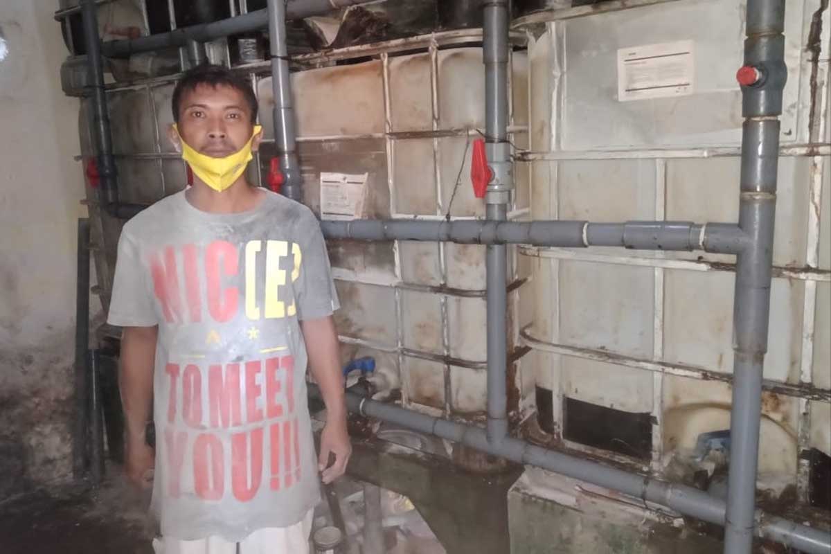 Pelaksana distribusi minyak kampung Sanan, Wahyudin, saat berada di ruang penyimpanan minyak. (ws4) - Pelaku IKM Kampung Sanan Sambut Baik Harga Minyak Bersubsidi