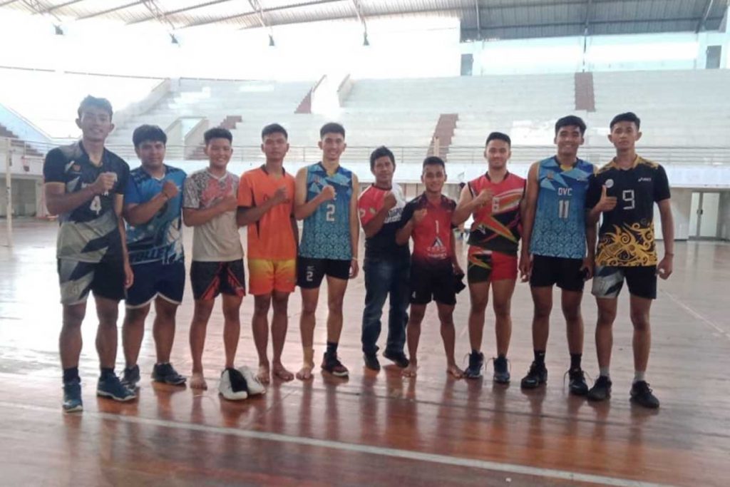 Pelatih tim putra, Daniel Frederik (enam kiri), bersama tim putra Pra Porprov bola voli Kabupaten Malang. (ws4) - Cabor Bola Voli Kabupaten Malang Optimis Lolos Pra Porprov 2022