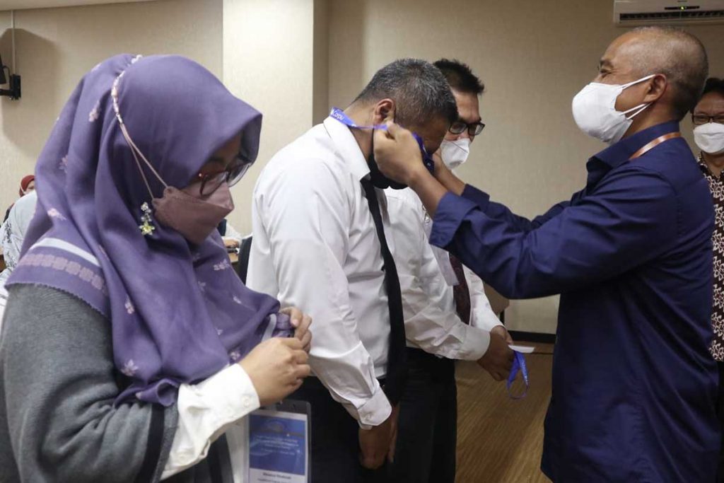 Pelepasan atribut peserta penanda pelatihan telah usai. (ist) - Tingkatkan Kapabilitas Aparatur, Inspektorat Latih APIP Kota Malang