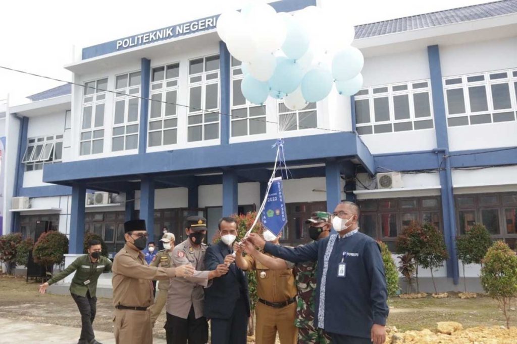 Pelepasan balon ke udara, penanda penerimaan mahasiswa baru. (ist) - Tingkatkan Kapasitas SDM, Gedung PSDKU Polinema Kampus Pamekasan Diresmikan
