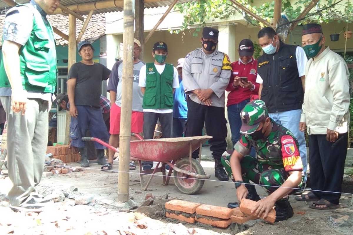 Peletakan batu pertama simbolis bedah rumah warga Bumiayu. (ist) - Tak Layak Huni, Rumah Warga Bumiayu Dibedah