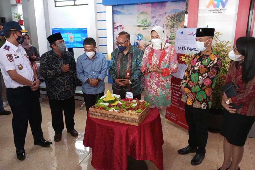 Pembacaan doa dan pemotongan tumpeng dalam peresmian gedung Among Karya. (ws3) - Warga Batu Kini Punya Gedung Pelatihan Publik 'Among Karya'